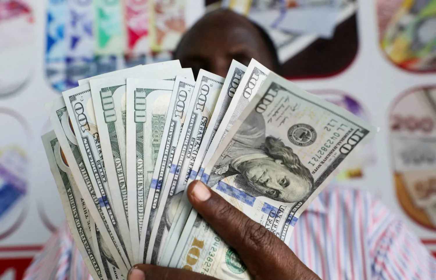 الدولار يقترب من أعلى مستوى في شهرين مع صعود النفط