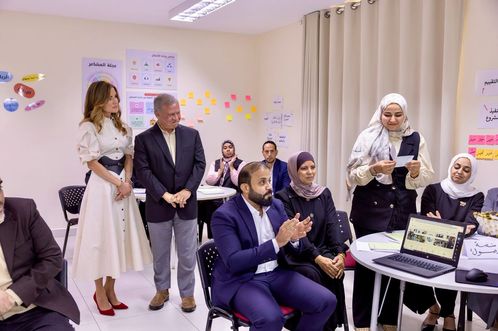 الملك والملكة يزوران مدرسة في العقبة بمناسبة اليوم العالمي للمعلمين