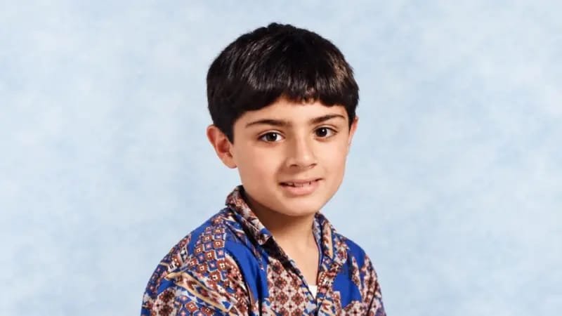 صبي كان لا يملك صوتاً.. أصبح يساعد الآخرين على الحديث بطلاقة في انجلترا