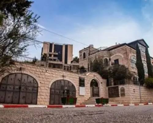 القنصلية البريطانية في القدس تزيل لافتاتها مع انقضاء المهلة الإسرائيلية لإغلاقها