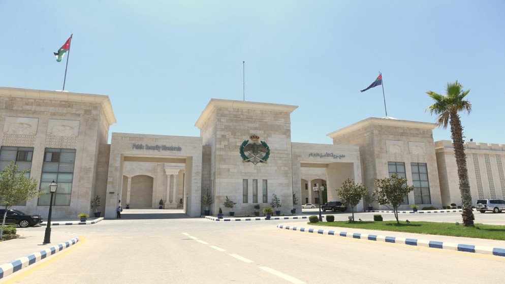 كوادر الدفاع المدني والشرطة تنقذان شخصين من مجرى أحد السيول وتبحثان عن ثالث مفقود