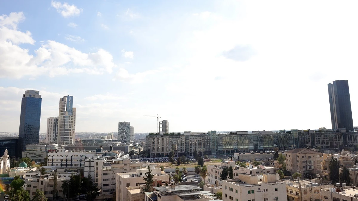 طقس لطيف وفرصة لزخات مطرية اليوم