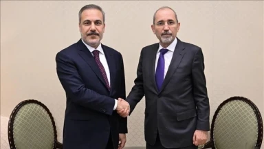 الصفدي وفيدان يبحثان التطورات بالمنطقة والأراضي الفلسطينية