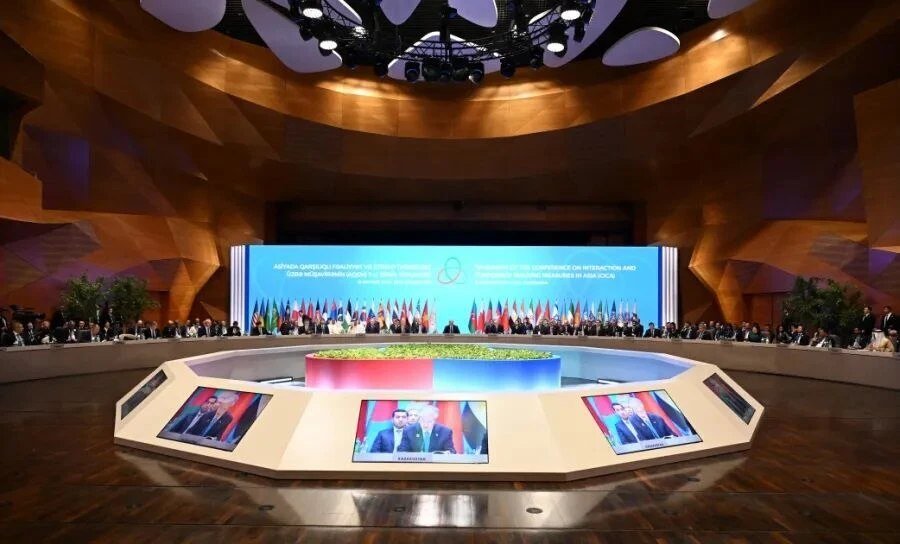 الوفد الإيراني ووفود عربية يغادرون قاعة مؤتمر "سيكا" احتجاجًا على خطاب رئيس الكيان الصهيوني