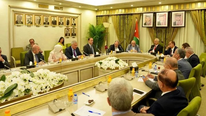 "إعلام الأعيان" تبحث مع المومني ومسؤولي الإعلام الرسمي تعزيز الخطاب الوطني ومواجهة التضليل