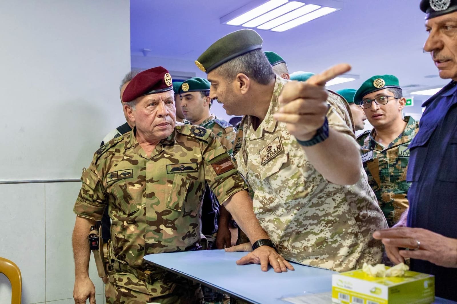 الملك يوجه الأجهزة المعنية بالرد بحزم والضرب بيد من حديد كل من تسول له نفسه العبث بوحدة الأردنيين