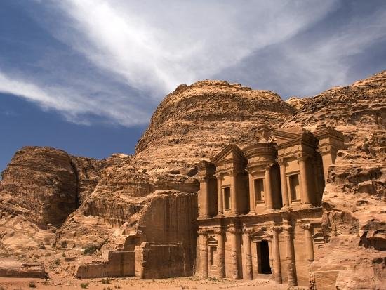 ارطغول وتايسون في مدينة البتراء للاطلاع على معالمها التاريخية