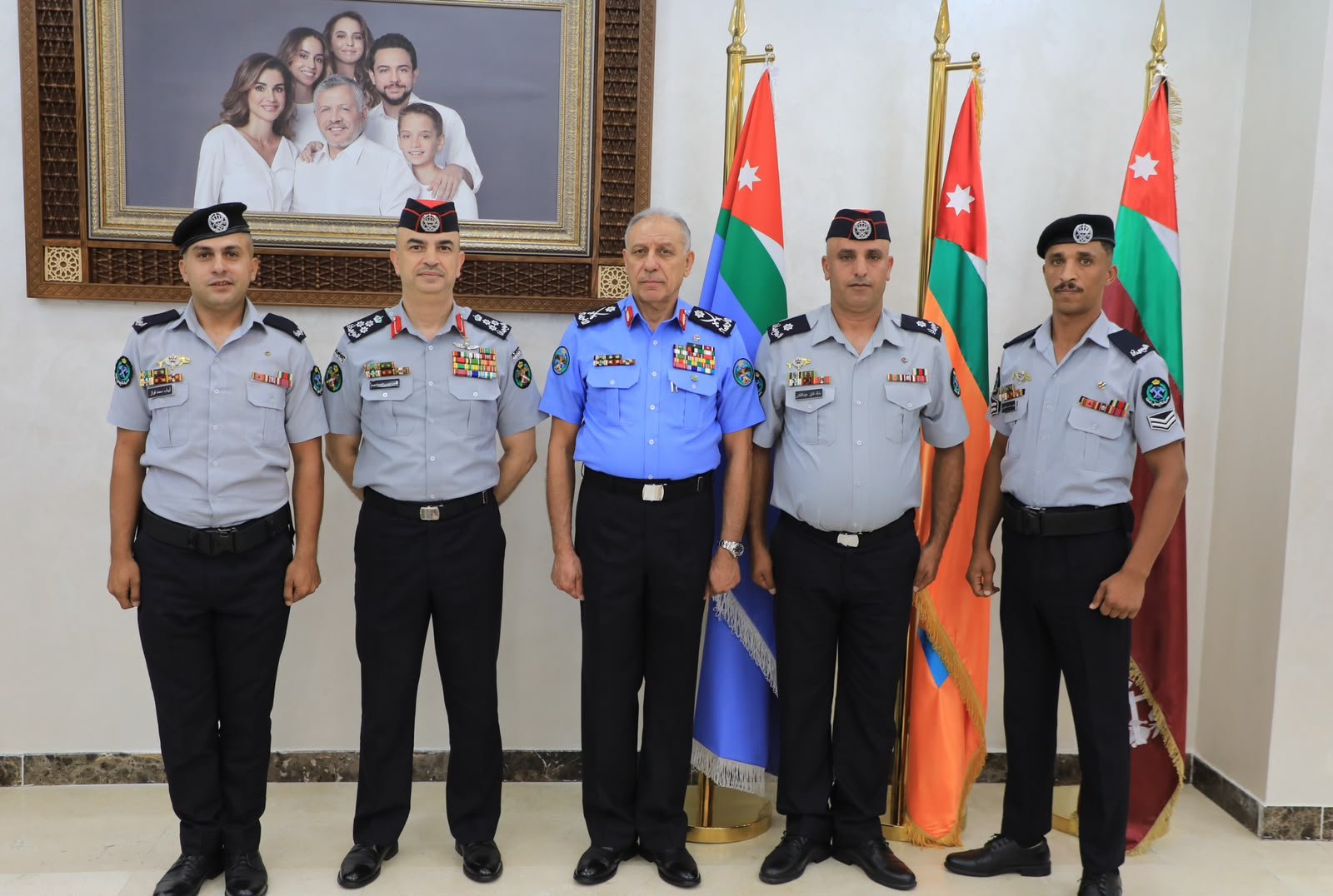 مدير الأمن العام يكرّم غطّاسي الدفاع المدني الذين تمكنوا من العثور على قدم مواطن عربي تعرّض لحادث في خليج العقبة وأسهموا  في إنجاح إعادة زراعتها