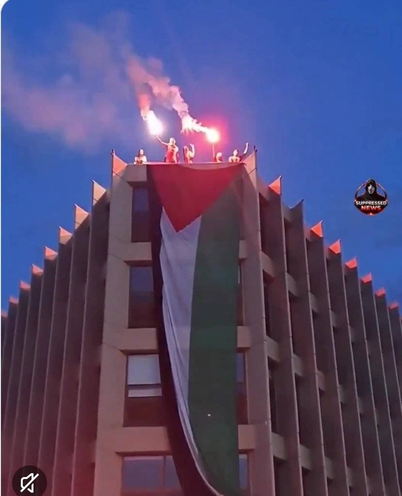 محتجون يرفعون علما فلسطينيا أمام مبنى سفارة الاحتلال في أثينا