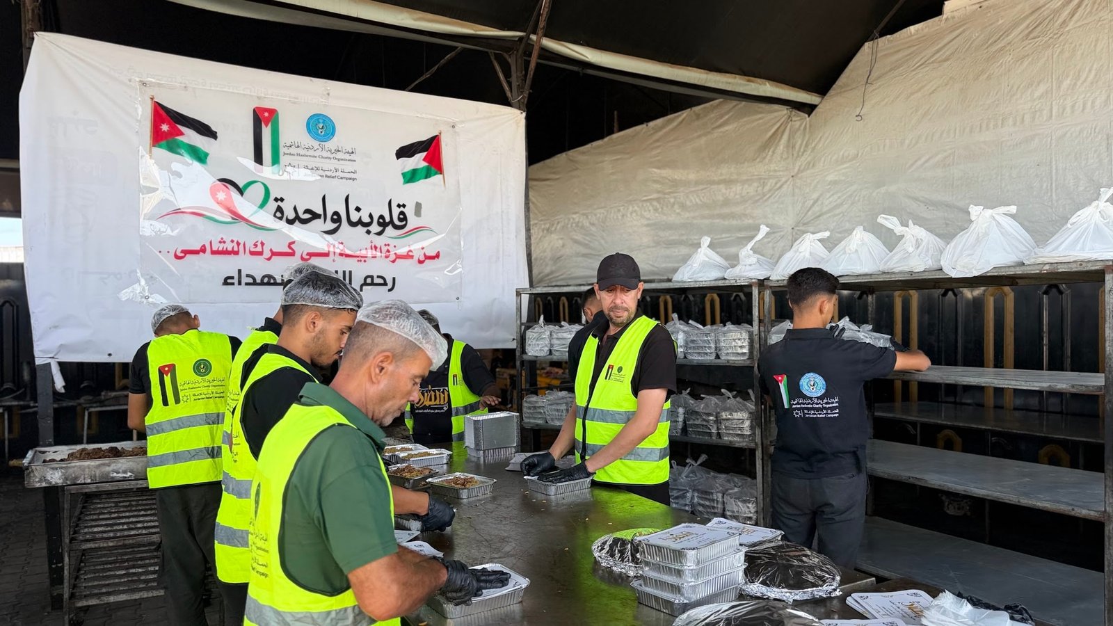 الحملة الأردنية والهيئة الخيرية توزعان وجبات في غزة عن روح شهداء الكرك