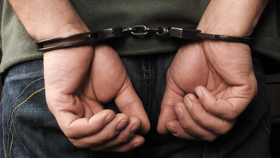 القبض على مطلوب متوارٍ عن الأنظار بحقه 5 طلبات ومحكوم بالسجن 20 عاماً شرق العاصمة