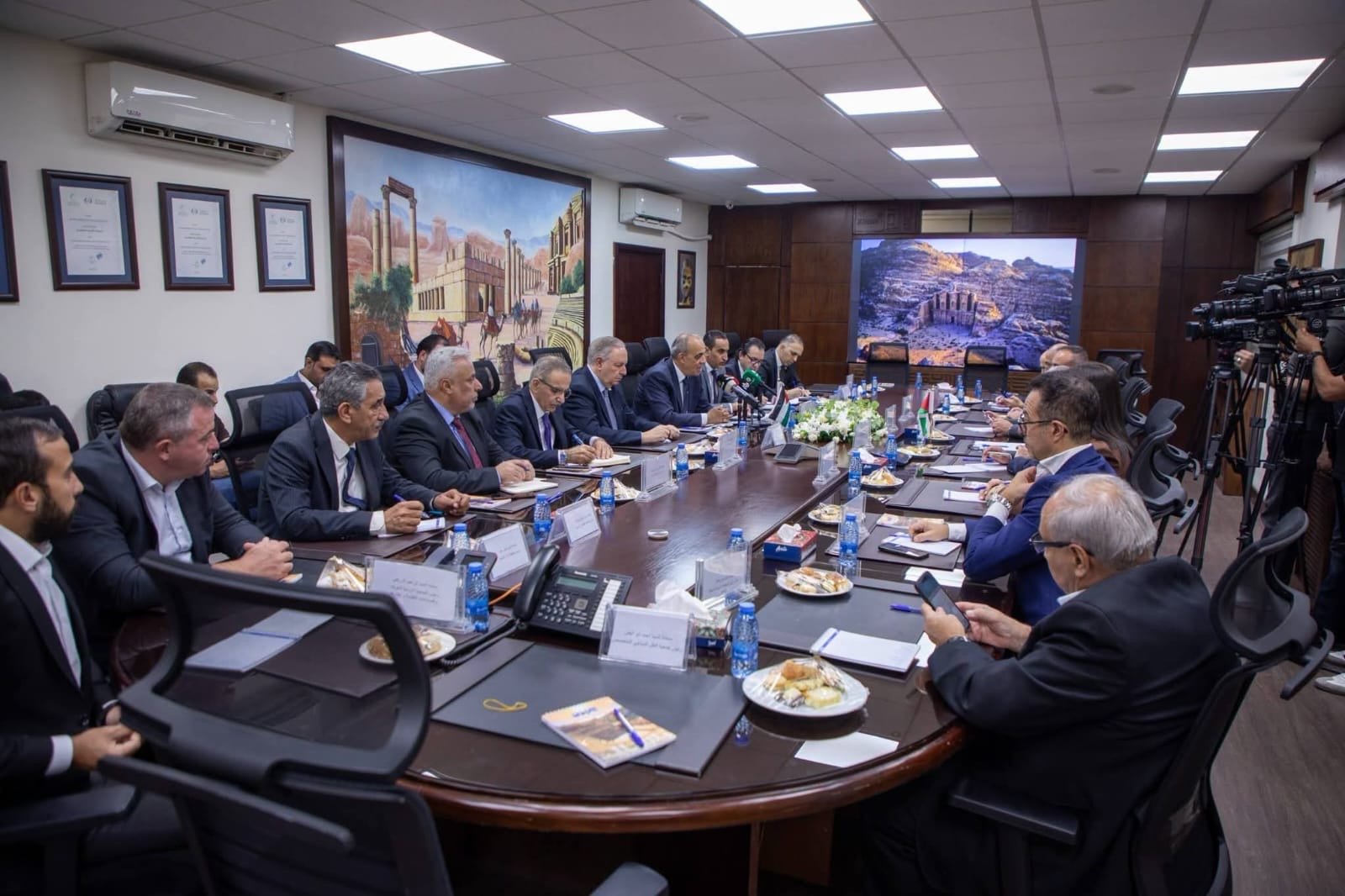 وزير السياحة والآثار يبحث مع نظيره الفلسطيني تعزيز التعاون السياحي بين البلدين