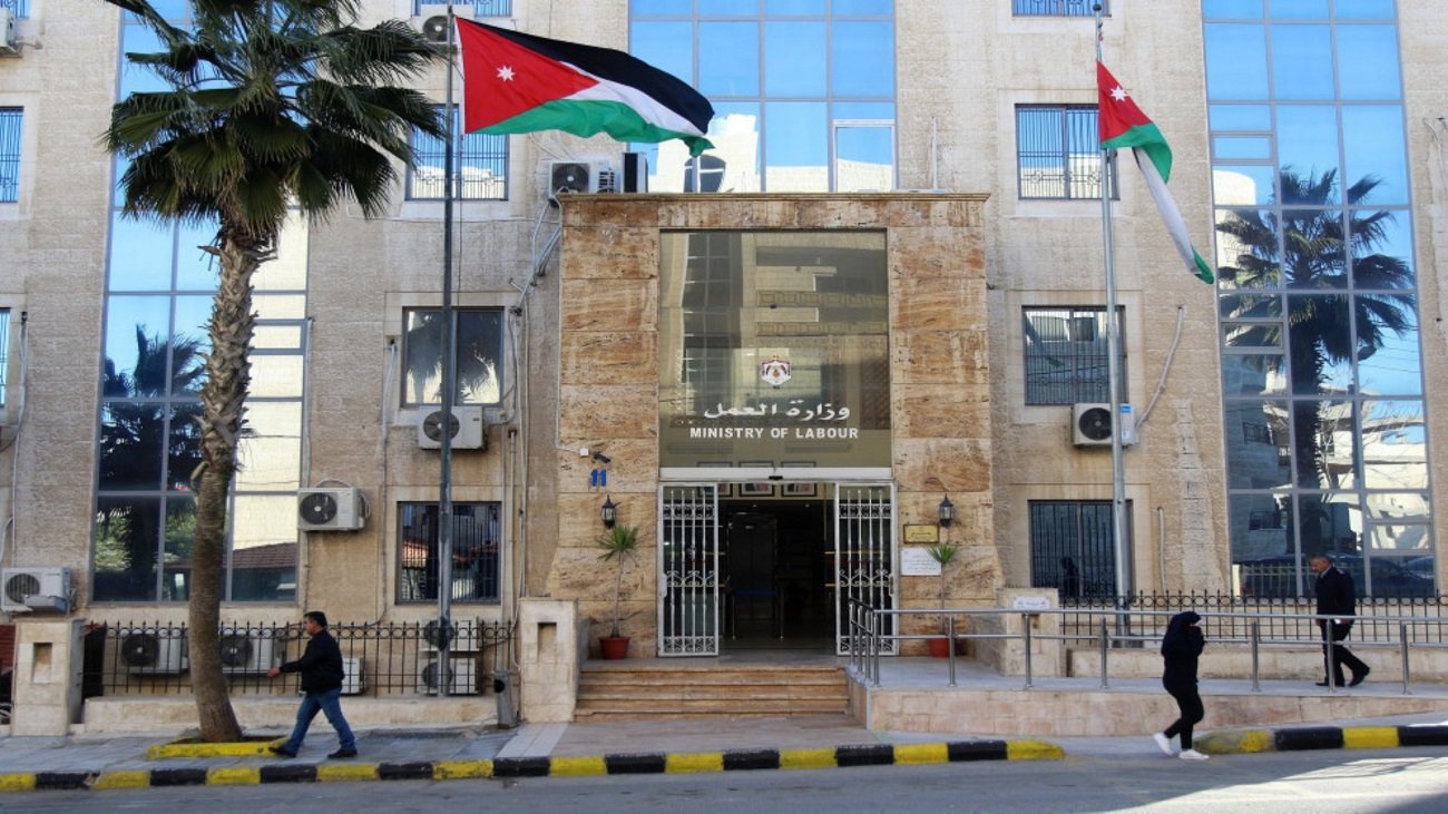 وزير العمل يمدد ساعات العمل في مديريات عمل بالعاصمة والمحافظات