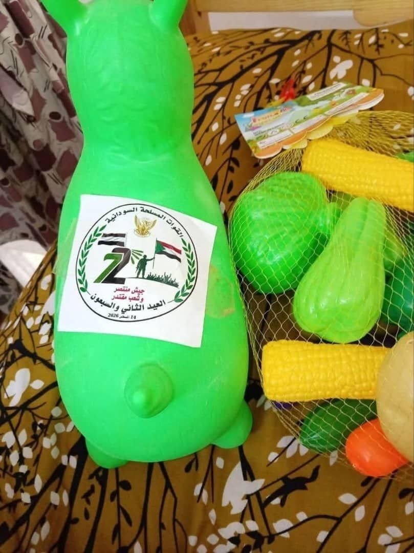 مروحيات الجيش السوداني تسقط هدايا للأطفال في أم درمان بمناسبة عيد الجيش الـ72