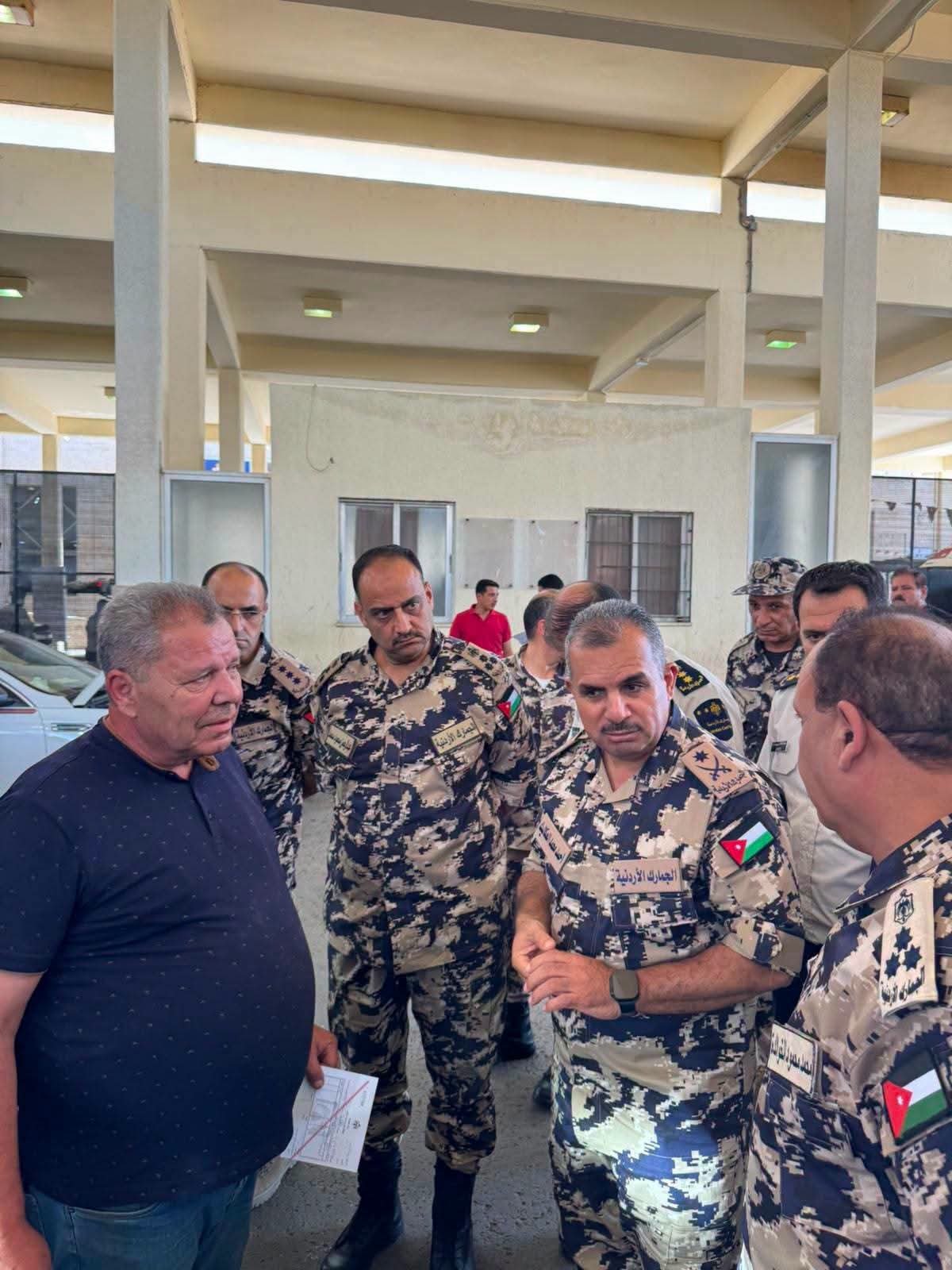 العكاليك يوجه بتسريع الإجراءات الجمركية وتعزيز انسيابية الحركة في المعابر الحدودية
