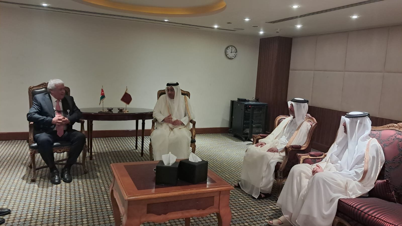 القطامين يلتقي نظيره القطري في القاهرة