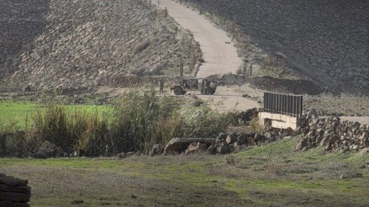 الاحتلال الإسرائيلي يستهدف بالمدفعية محيط قرية بريف القنيطرة بسوريا