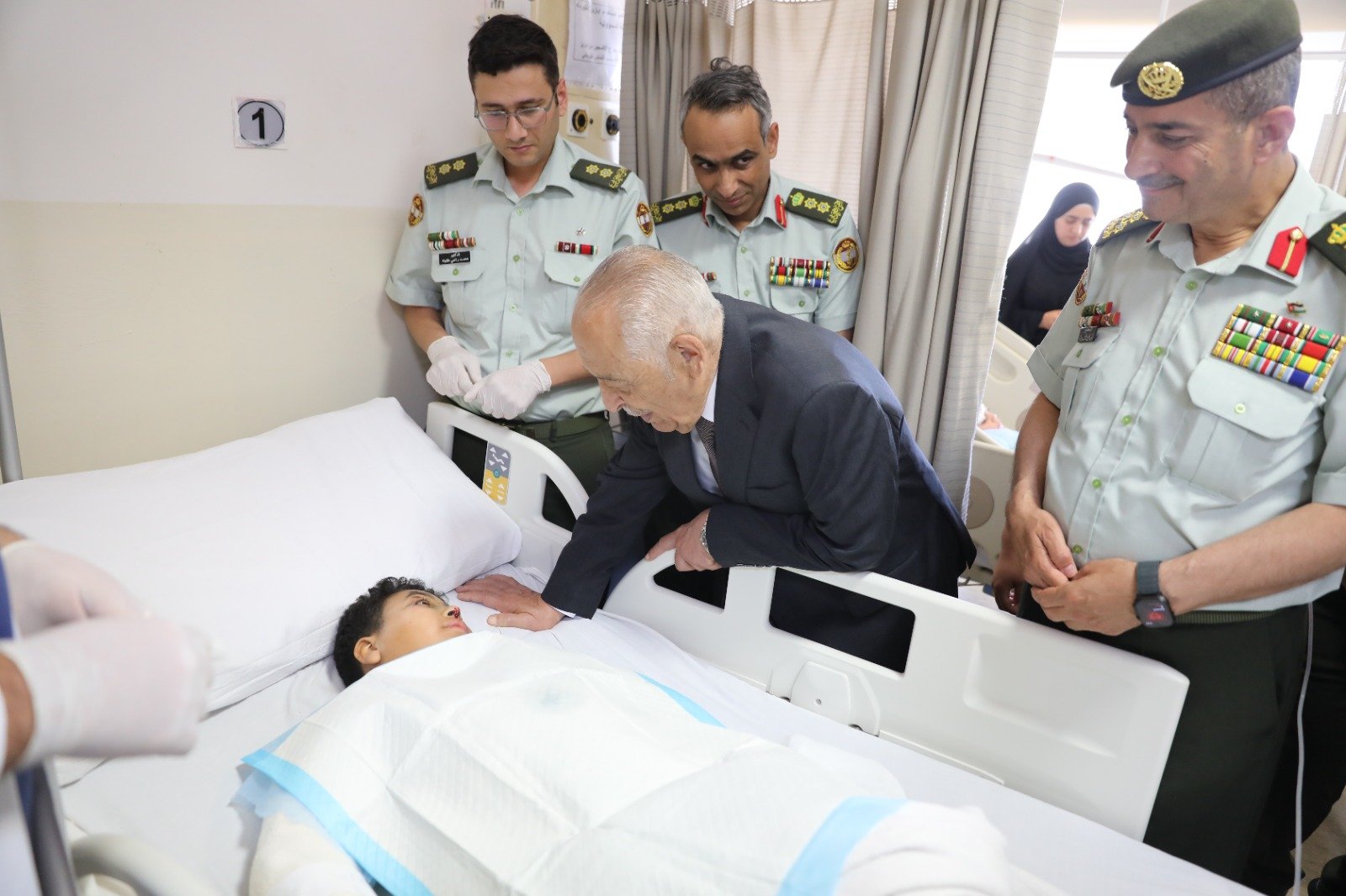 بتوجيهات ملكية.. العيسوي يطمئن على صحة مصابي حادث نويبع وينقل تمنيات الملك وولي العهد لهم بالشفاء