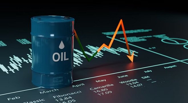 انخفاض أسعار النفط أكثر من "دولار" مع تقييم المستثمرين للمخاطر المهددة للإمدادات