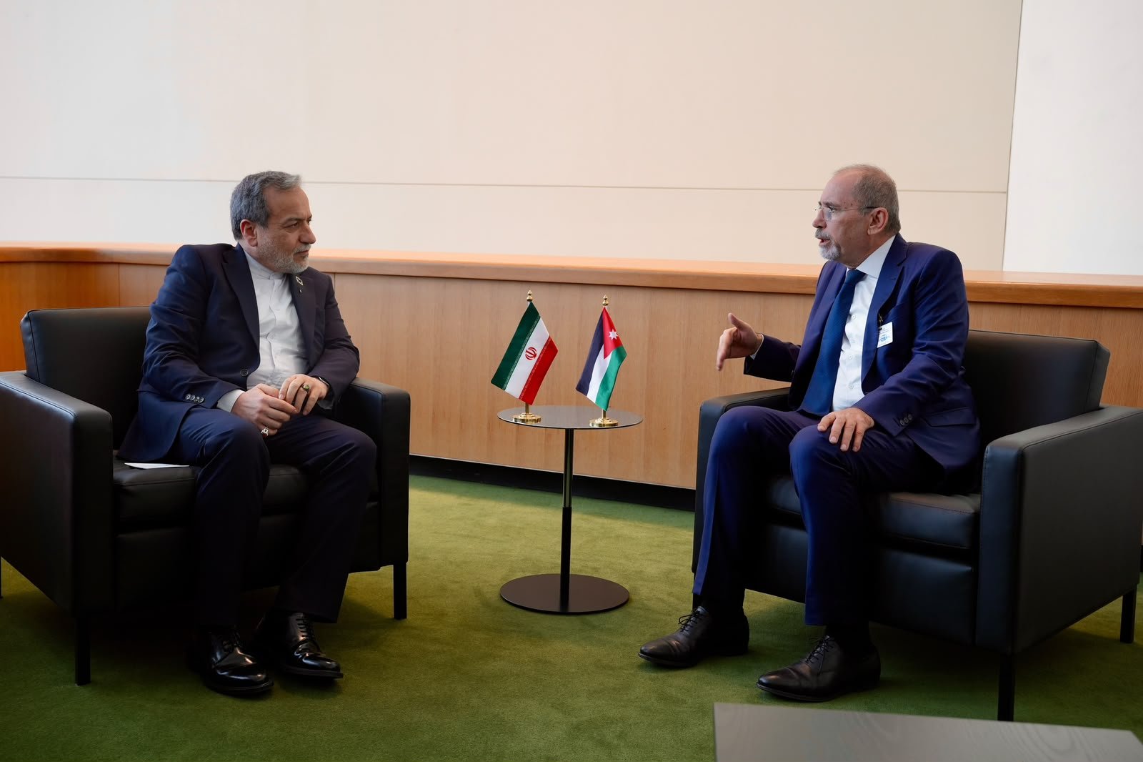 وزير الخارجية يبحث مع نظيره الايراني إنهاء التصعيد في المنطقة