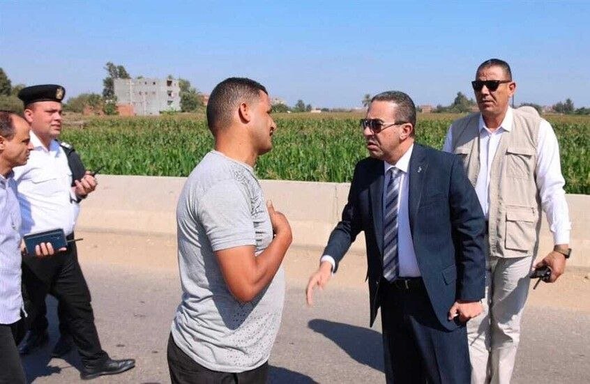 محافظ المنوفية يتدخل في اللحظات الأخيرة ويوقف ميكروباص يسير عكس الاتجاه