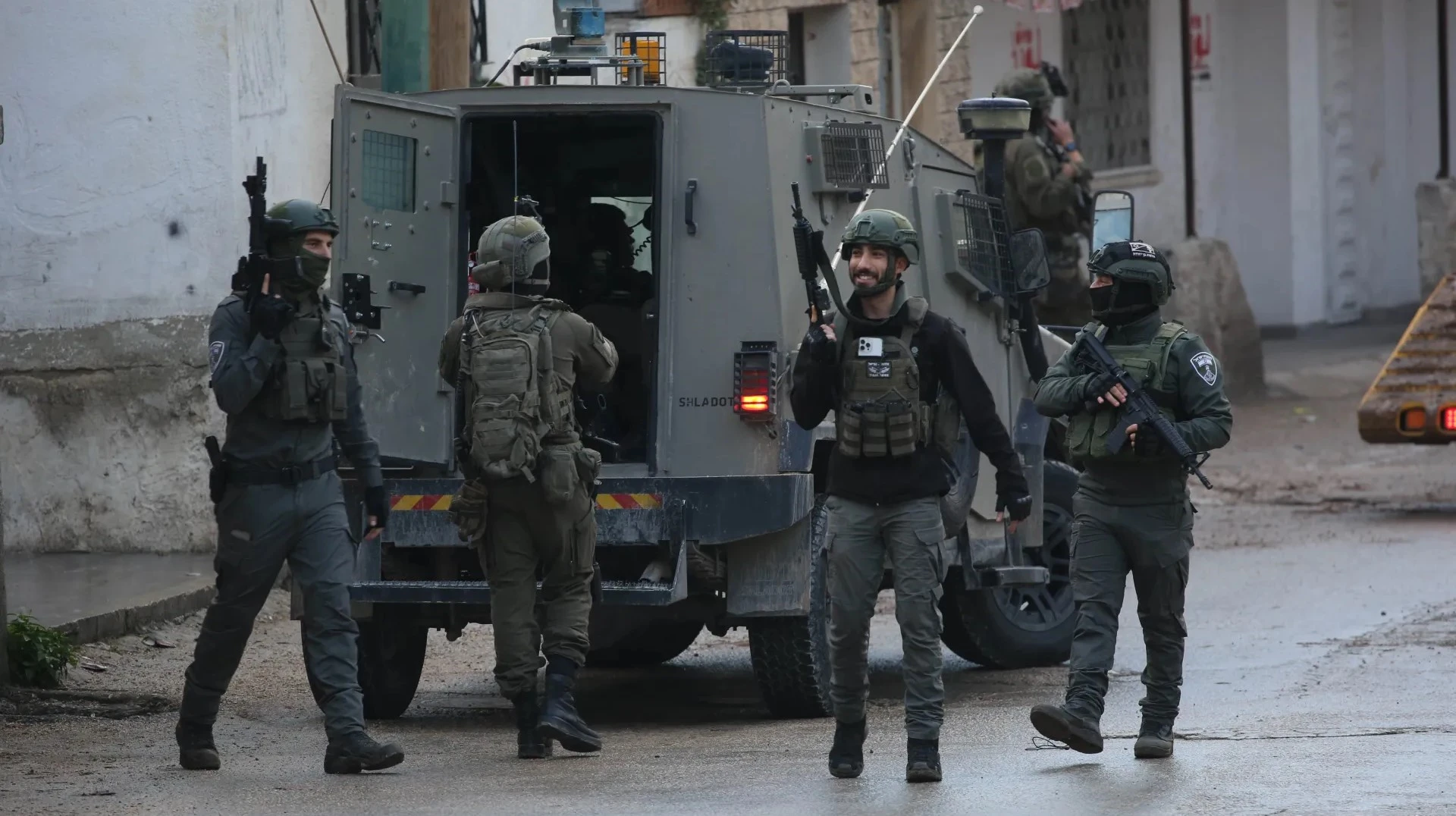 الاحتلال يشن حملة مداهمات ويعتقل 22 فلسطينيا
