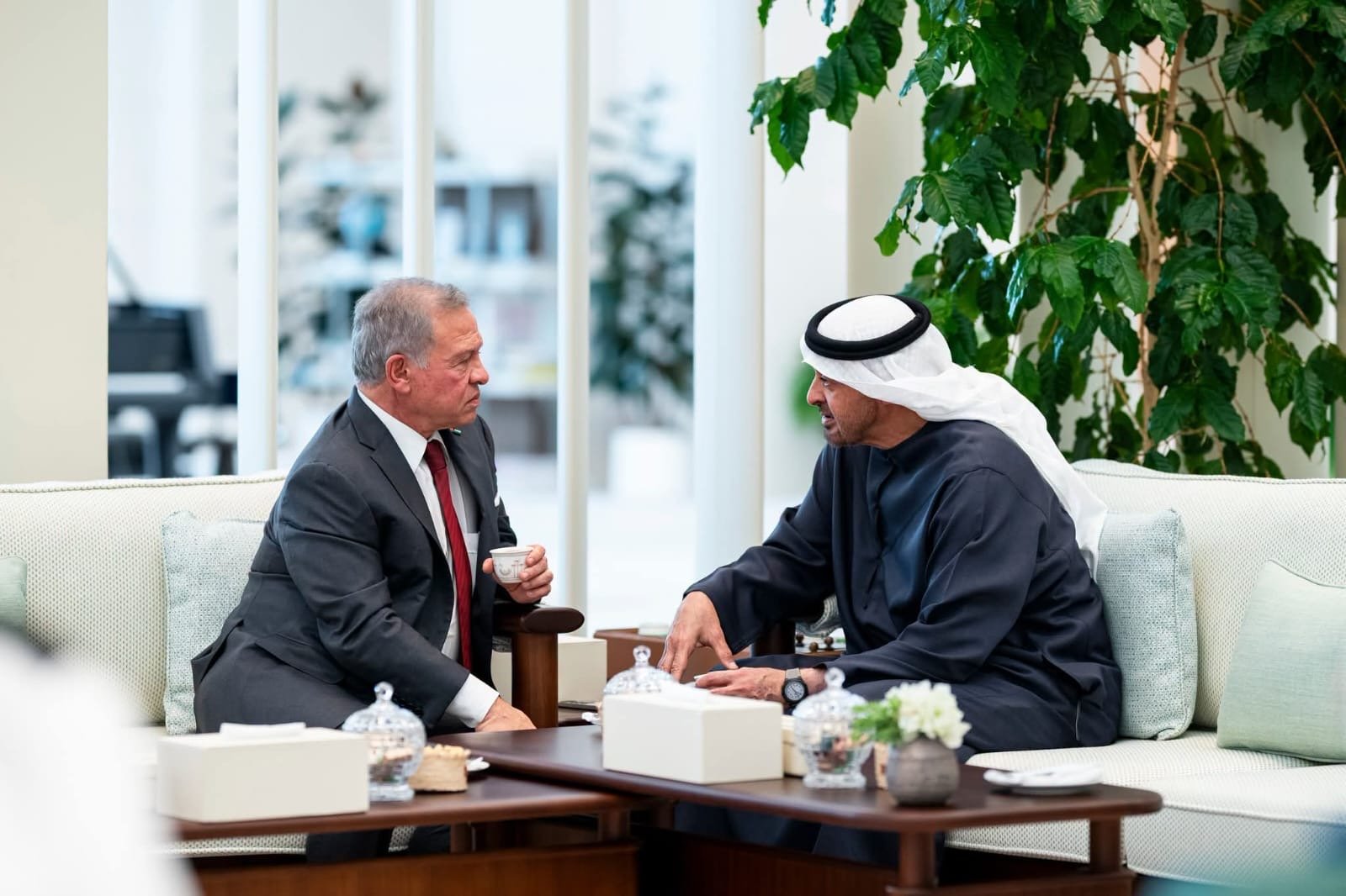 الملك ورئيس دولة الإمارات يعقدان مباحثات في أبوظبي
