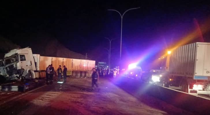 حادث تصادم شاحنتين على طريق الشاحنات الخلفي في العقبة تسبب بإغلاق حركة السير