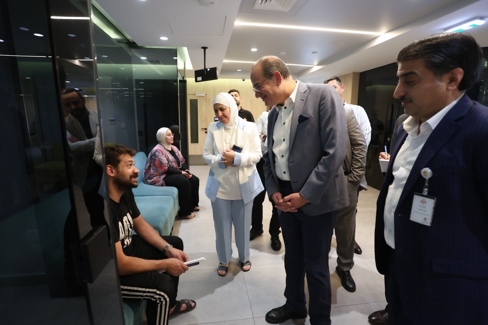 وزير الاقتصاد الرقمي يطلع على سير العمل في مركز الخدمات الحكومية الشامل بالعقبة
