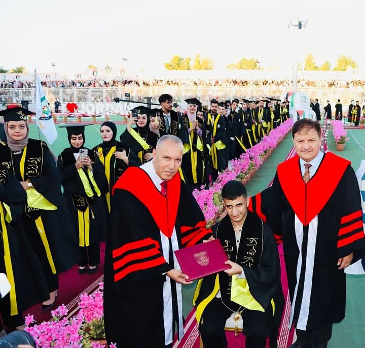 طالب من ذوي الإعاقة الحركية يتسلّم شهادة تخرجه في ساحة الخريجين بجامعة البلقاء التطبيقية