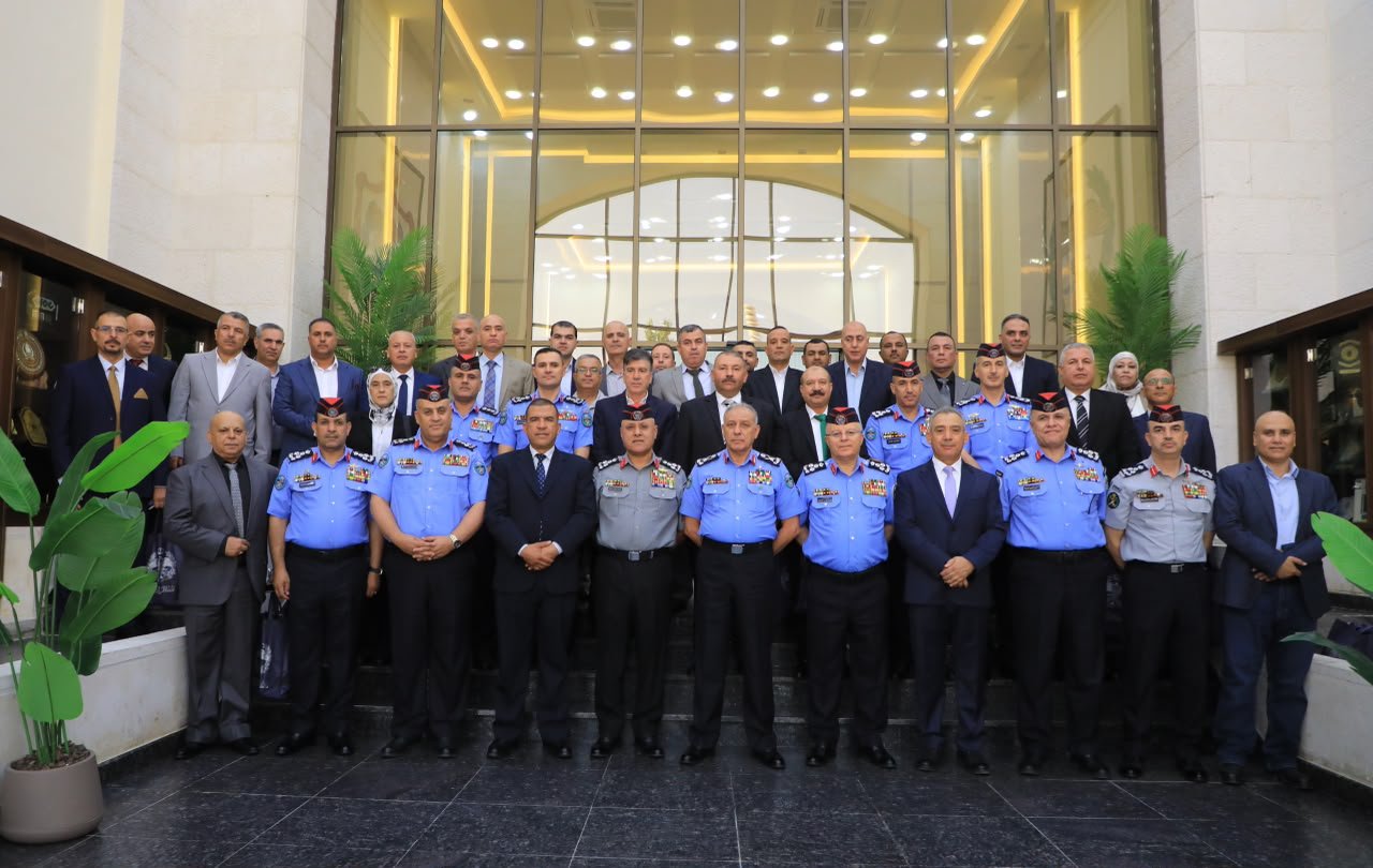 مدير الأمن العام يكرّم عددًا من الضباط المتقاعدين تقديرًا لعطائهم