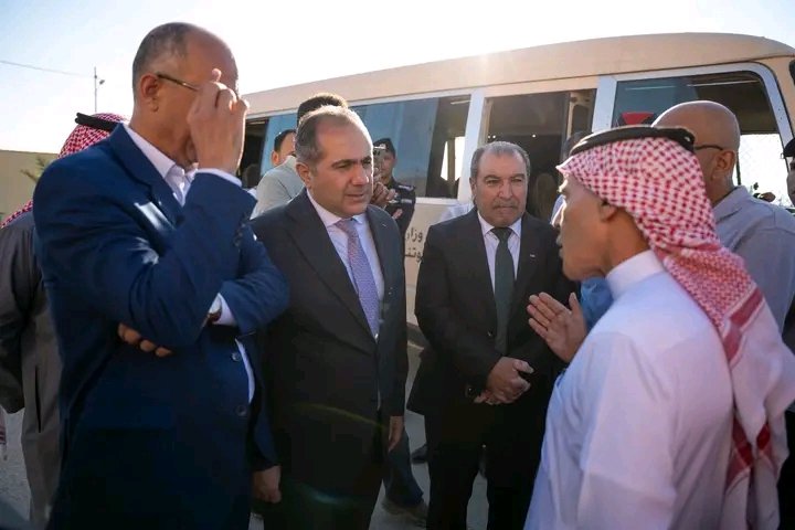 وزير الاستثمار يتابع ميدانيا مسارات النقل المدرسي في لواء القويرة مع انطلاق العام الدراسي الجديد