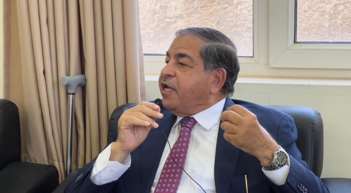 خبير اقتصادي : منذ 15 عاما والحكومات المتعاقبة تؤجل تنفيذ المشاريع الاقتصادية ولأسباب غير معروفة