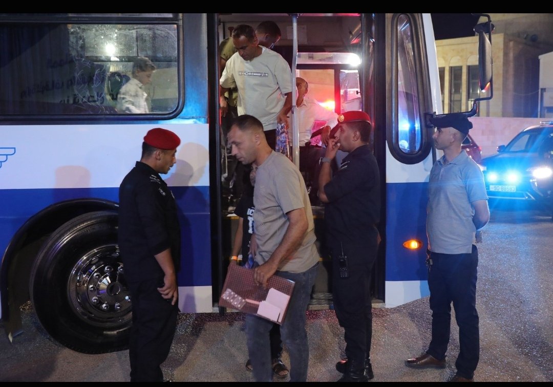 القوات المسلحة تُجلي الدفعة الـ(33) من أطفال غزة المرضى لتلقي العلاج في الأردن