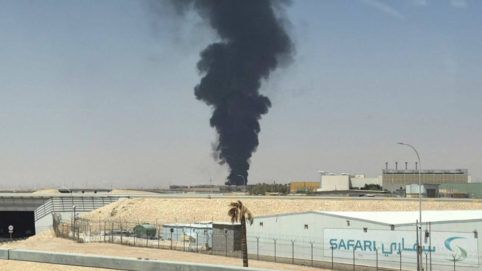 رؤية ألسنة لهب ودخان قرب مطار الرياض