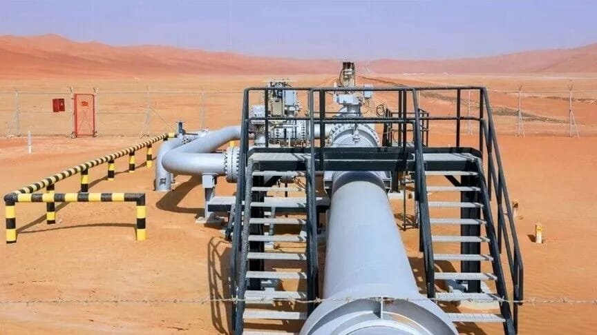 ما هو خط "شرق-غرب" السعودي؟ وماذا يعني إيقافه احترازيا؟