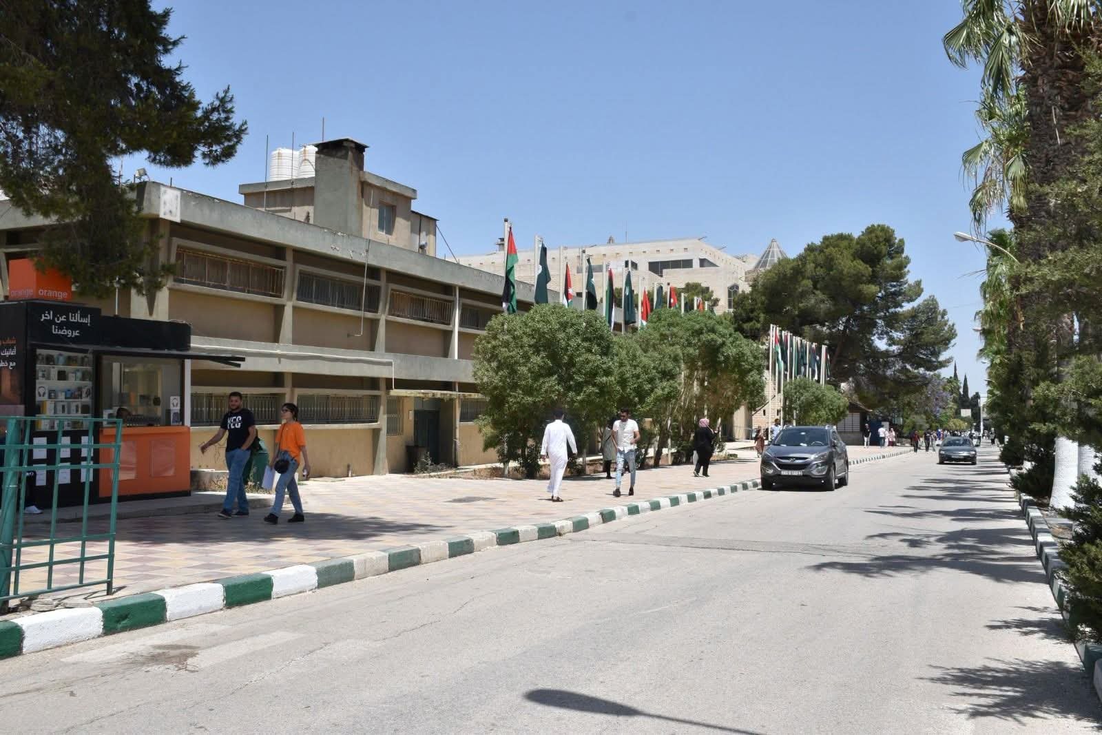 جامعة اليرموك تنظم اليوم المفتوح للتعريف ببرامجها الأكاديمية وفرص المنح