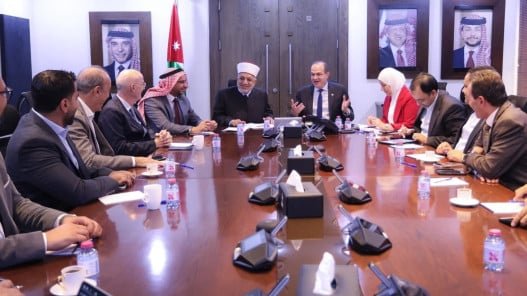 بحث تنفيذ مشروع لرقمنة 23 خدمة لوزارة الأوقاف